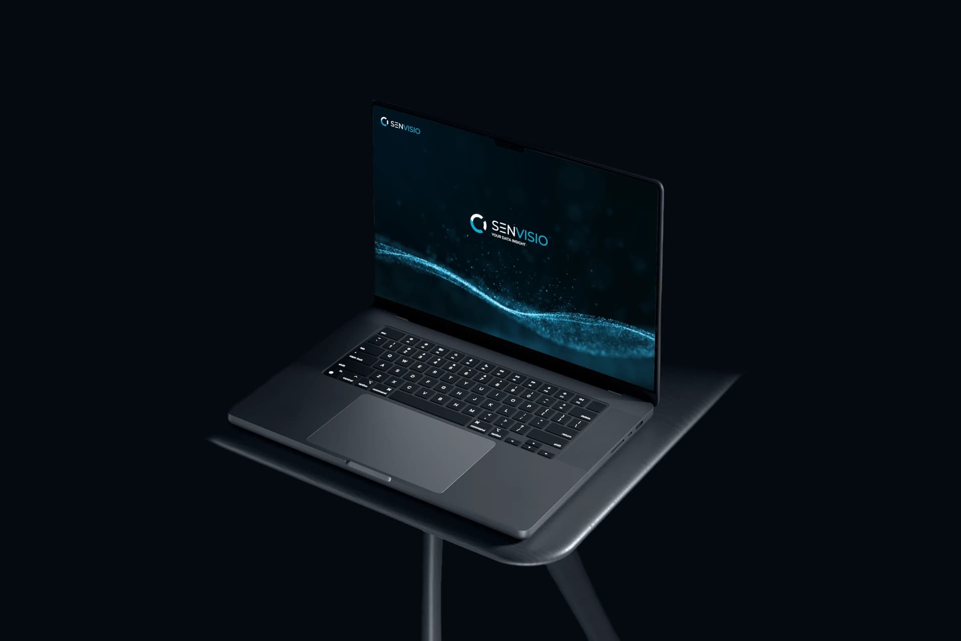 Laptop na stoliku z logiem SENVISIO